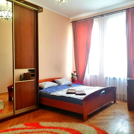 Flat On Sheptytskykh Apartment Lviv Exterior photo