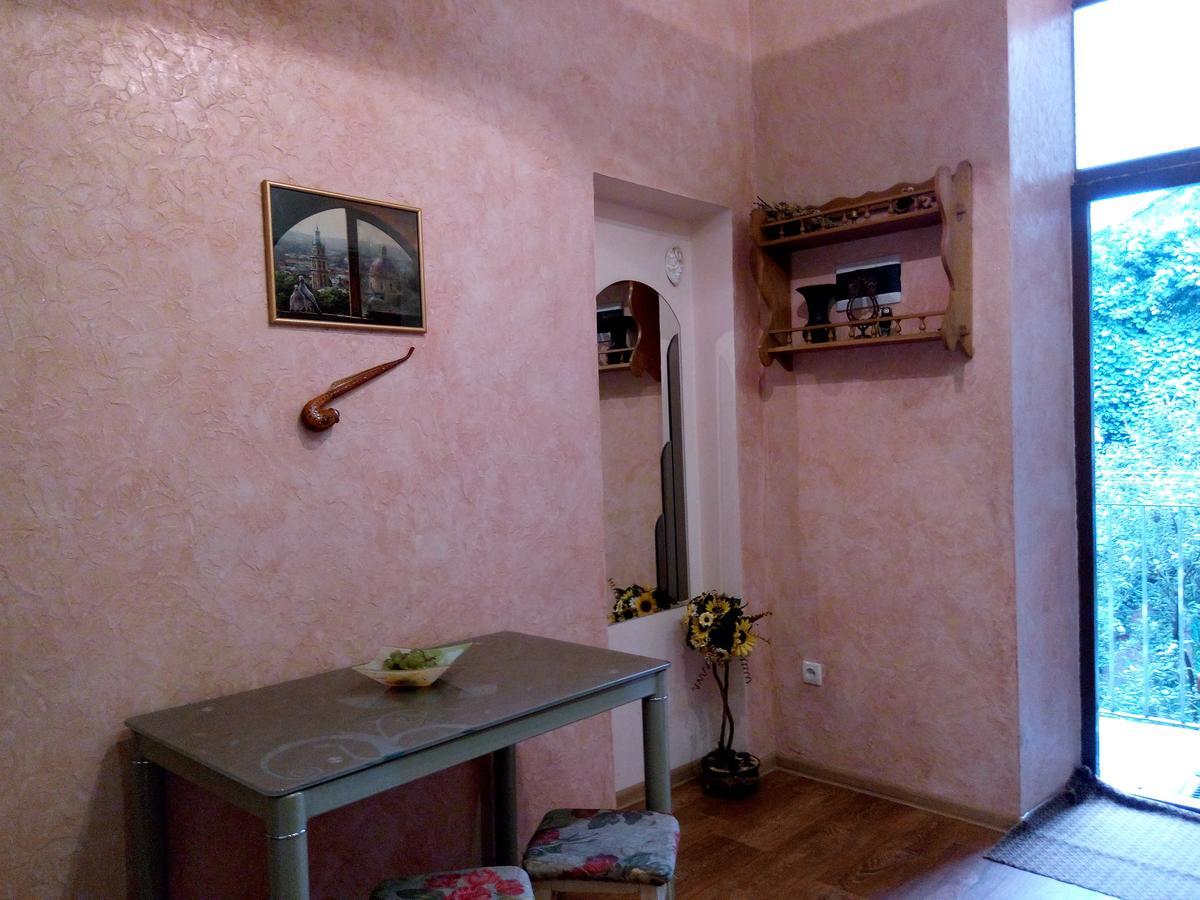 Flat On Sheptytskykh Apartment Lviv Exterior photo