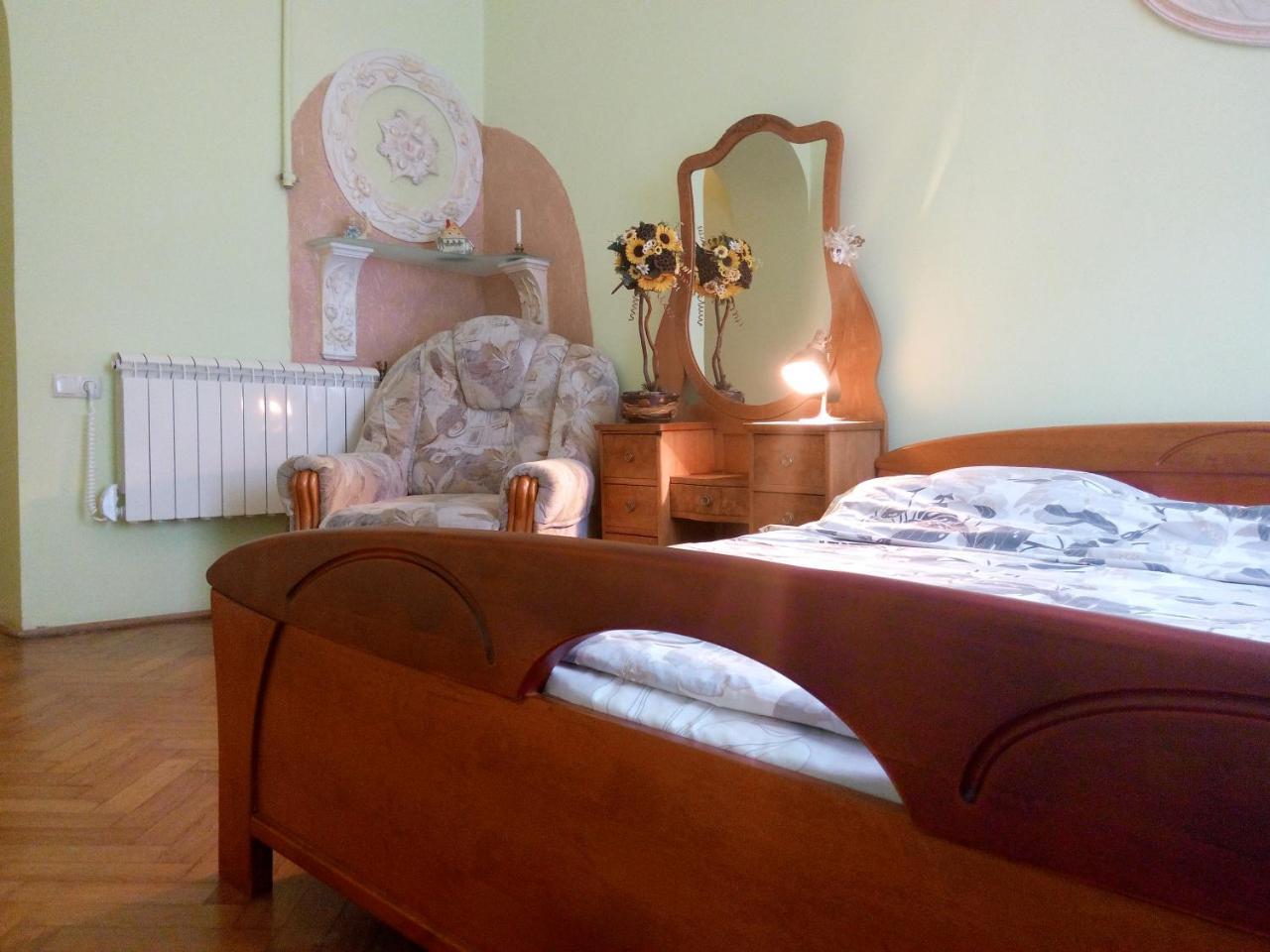 Flat On Sheptytskykh Apartment Lviv Exterior photo